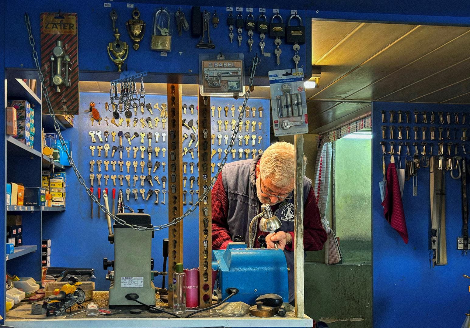 Artisan serrurier Serrurier & Co. installant un blindage à L'Haÿ-les-Roses